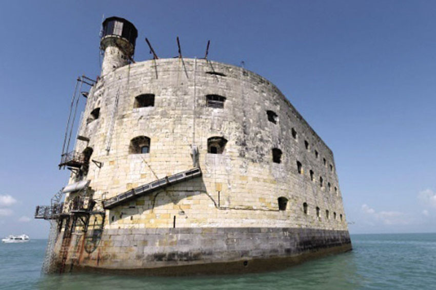 Nhà tù này đã bị bỏ hoang cho đến năm 1913, những lớp tường nhà tù đã dần bong tróc vì không có sự chăm sóc.