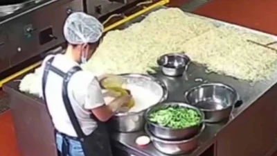 Đầu bếp thêm 'chất lạ' vào thức ăn khiến 200 trẻ nhiễm độc 