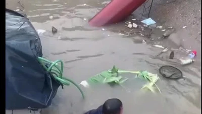 Ô tô lao xuống trạm bơm, tài xế may mắn thoát nạn