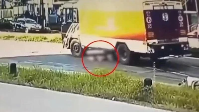 Đâm vào ổ gà rồi ngã xuống đường, người phụ nữ bị xe tải cán trúng 