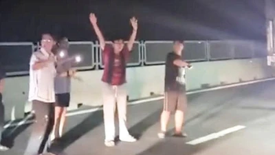 Kẹt xe ở cao tốc Vĩnh Hảo: Người dân karaoke trên đường
