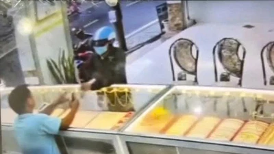 Bắt giữ kẻ cướp vàng rồi bỏ chạy trong mưa
