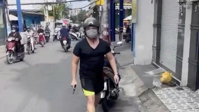 Người đàn ông cầm dao đe dọa tài xế xe ba gác sau va chạm giao thông