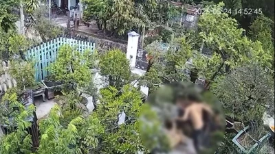 Chồng hành hung vợ dã man trong sân vườn