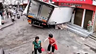 Xe tải chở tôm mất lái đâm vào cửa hàng trà sữa 