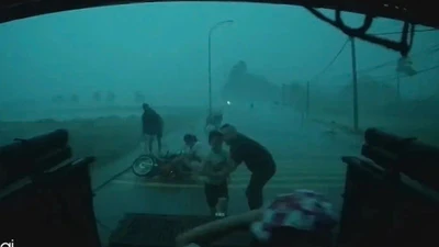 Tài xế dùng xe bán tải che chắn cho 5 trẻ trong cơn dông 