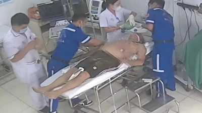 Ép tim cứu người đàn ông ngưng tim trên bãi biển Nha Trang 