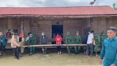 Các chiến sĩ hóa 'thần đèn' giúp di dời nhà dân ở vùng nguy cơ sạt lở