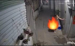 Danh tính thanh niên khỏa thân đuổi theo cô gái ở Hà Nội
