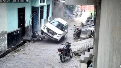 Bé trai điều khiển ô tô đâm hàng loạt xe máy trên phố 