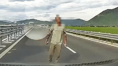 Người đàn ông 2 tay cầm đá chặn ô tô trên cao tốc xin tiền
