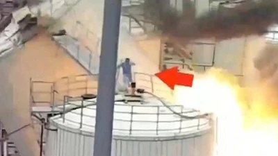 Công nhân thoát chết trong gang tấc khi bể hóa chất phát nổ
