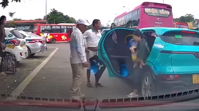 Nhóm người đuổi phụ nữ bế con khỏi taxi công nghệ ở bến xe Thái Nguyên 