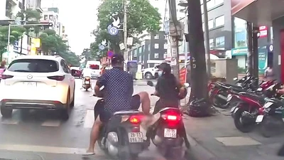 Thanh niên đi xe máy không đội mũ bảo hiểm còn húc xe, doạ đạp phụ nữ 