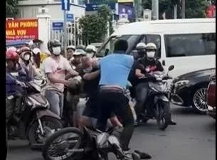 Nam thanh niên đánh ông lão giữa trung tâm TP.HCM gây phẫn nộ 
