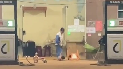 Em bé 16 tháng tuổi bị xách ngược, ném xuống nền bê-tông