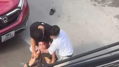 2 cha con đi ô tô "khống chế" 1 thanh niên sau va chạm