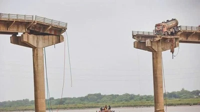 Sập cầu tại Ấn Độ, 1 tài xế thoát chết trong gang tấc 