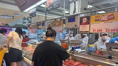 Giá thịt heo lao dốc do dịch tả heo Châu Phi lan rộng, người dân lo lắng