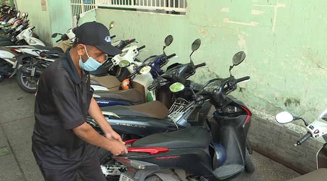Chuyện "Tây" mưu sinh trên đường phố Sài Gòn mùa dịch COVID-19 Chuyen