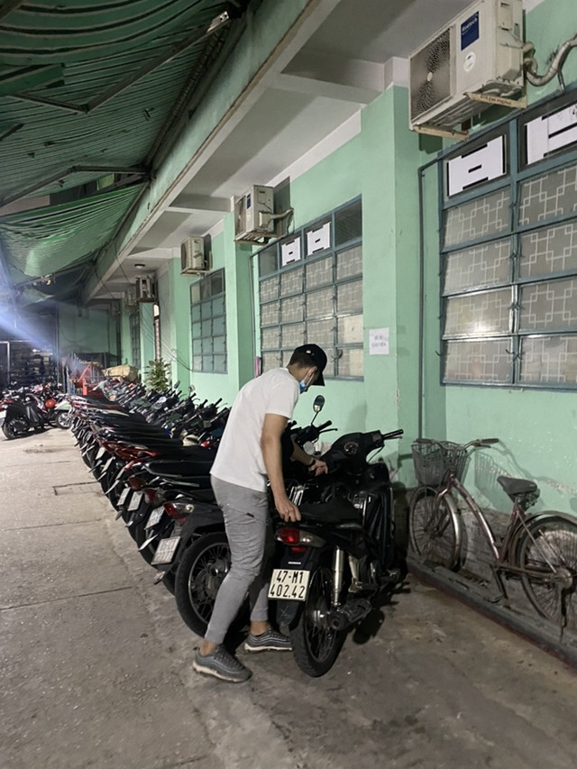Chuyện "Tây" mưu sinh trên đường phố Sài Gòn mùa dịch COVID-19 - Hình 3 Chuyen