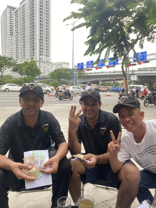 Chuyện "Tây" mưu sinh trên đường phố Sài Gòn mùa dịch COVID-19 - Hình 7 Chuyen
