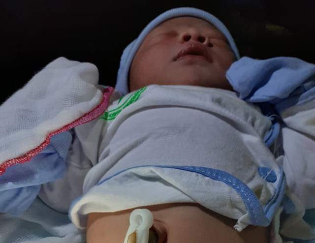 Sản phụ bỏ rơi con dưới chân cầu sau sinh 1 đêm San phu bo roi con duoi chan cau sau sinh 1 dem