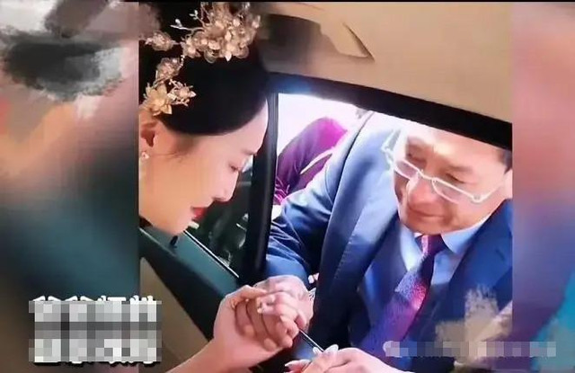 Xúc động cô dâu lên xe hoa vẫn nắm chặt tay bố nuôi Xuc dong co dau len xe hoa van nam chat tay bo nuoi