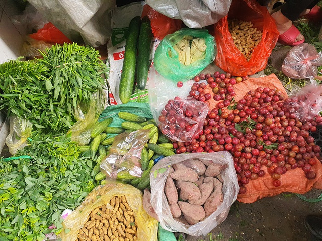 35 nghìn đồng/mớ rau muống, bà nội trợ phát hoảng khi đi chợ - Hình 2 35 nghin dong/mo rau muong, ba noi tro phat hoang khi di cho-Hinh-2