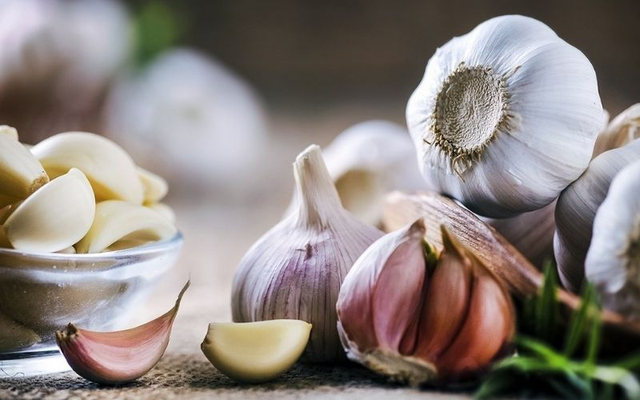 Mua tỏi nên chọn củ trắng hay màu tía... thơm ngon và tốt cho sức khoẻ? Mua toi nen chon cu trang hay mau tia... thom ngon va tot cho suc khoe?