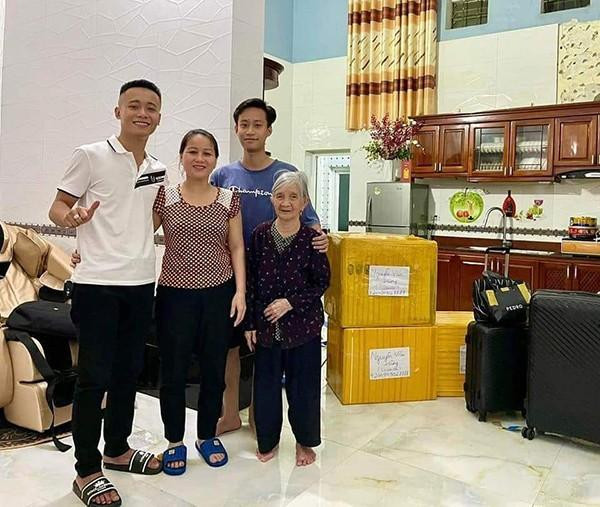 Quang Linh Vlog 'tay xách nách mang' trở lại châu Phi Quang Linh Vlog 'tay xach nach mang' tro lai chau Phi