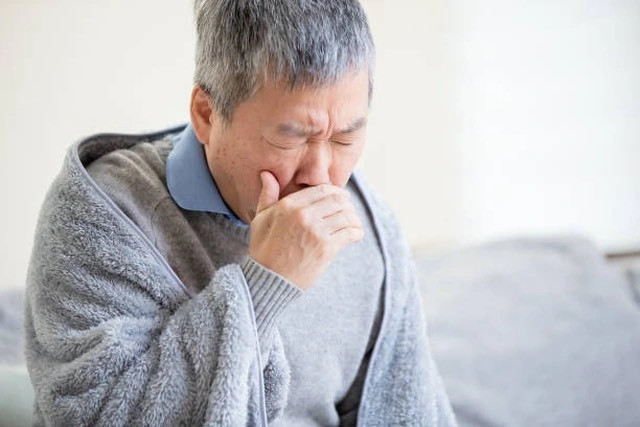 2 tuần ho khan, đau tức ngực, đi khám ung thư phổi di căn 2 tuan ho khan, dau tuc nguc, di kham ung thu phoi di can