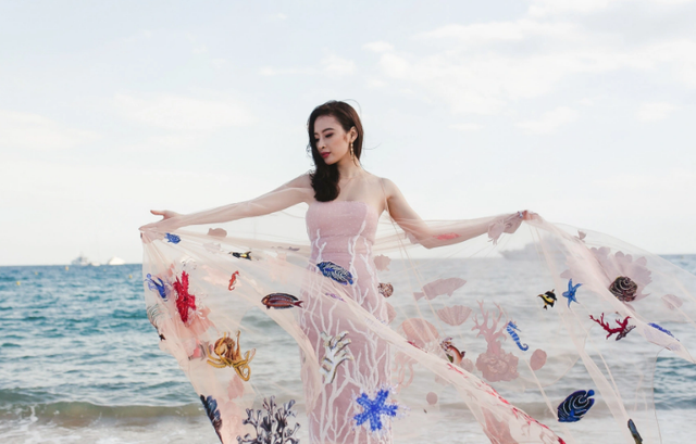 Angela Phương Trinh bồi hồi nhớ thời huy hoàng trên thảm đỏ Cannes 2016 - Hình 3 Angela Phuong Trinh boi hoi nho thoi huy hoang tren tham do Cannes 2016-Hinh-3