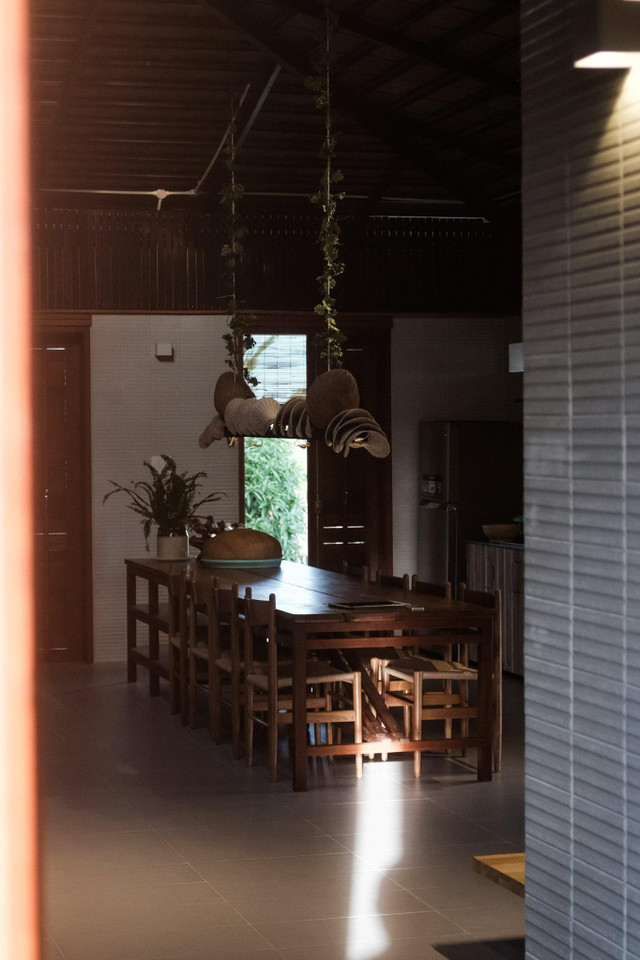 Nhà vườn ở Long An, lấy ý tưởng từ công trình cổ, cánh cửa độc lạ - Hình 17 Nha vuon o Long An, lay y tuong tu cong trinh co, canh cua doc la-Hinh-17