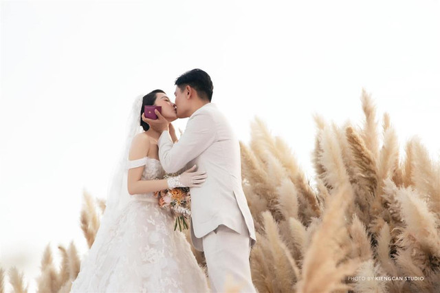 Hàng loạt người nổi tiếng đăng ảnh chồng Minh Hằng: Người che kỹ, kẻ xóa vội Hang loat nguoi noi tieng dang anh chong Minh Hang: Nguoi che ky, ke xoa voi