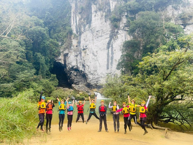 Giới trẻ đua nhau khoe ảnh kỷ niệm khám phá hang Sơn Đoòng - Hình 8 Gioi tre dua nhau khoe anh ky niem kham pha hang Son Doong-Hinh-8
