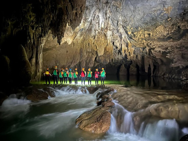 Giới trẻ đua nhau khoe ảnh kỷ niệm khám phá hang Sơn Đoòng - Hình 7 Gioi tre dua nhau khoe anh ky niem kham pha hang Son Doong-Hinh-7