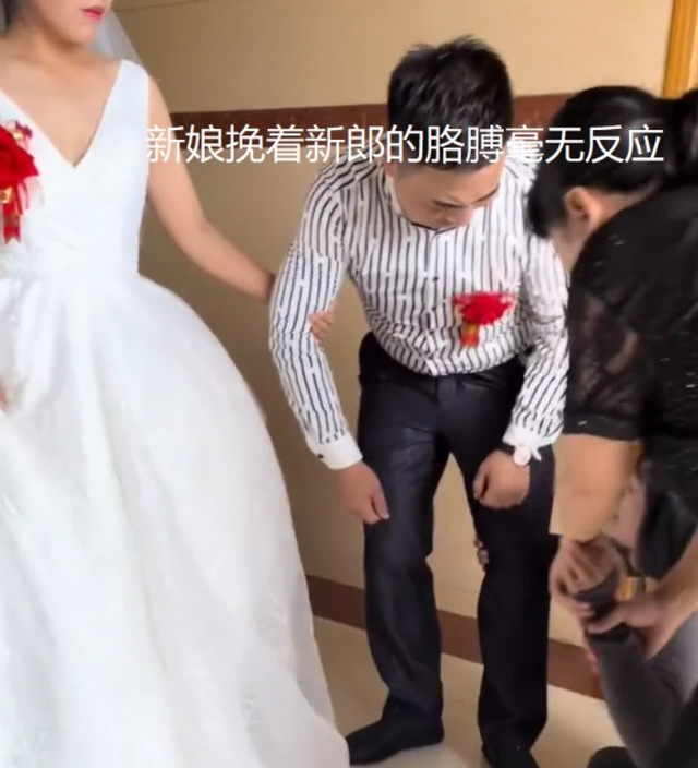 Bạn gái cũ ôm chân chú rể, khóc lóc tiếc nuối mối tình 7 năm - Hình 3 Ban gai cu om chan chu re, khoc loc tiec nuoi moi tinh 7 nam-Hinh-3