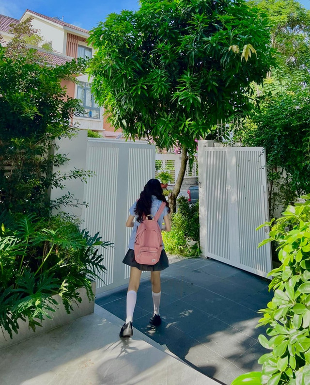 2 ái nữ nhà MC Quyền Linh diện đồng phục cực xinh đẹp - Hình 3 2 ai nu nha MC Quyen Linh dien dong phuc cuc xinh dep-Hinh-3