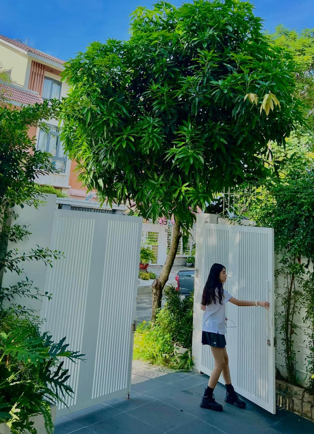 2 ái nữ nhà MC Quyền Linh diện đồng phục cực xinh đẹp - Hình 4 2 ai nu nha MC Quyen Linh dien dong phuc cuc xinh dep-Hinh-4