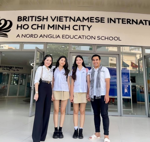 2 ái nữ nhà MC Quyền Linh diện đồng phục cực xinh đẹp - Hình 5 2 ai nu nha MC Quyen Linh dien dong phuc cuc xinh dep-Hinh-5