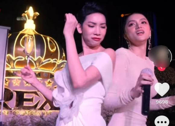 Hà Anh bất ngờ bị Hương Giang và Xuân Lan cho 'ra rìa' Ha Anh bat ngo bi Huong Giang va Xuan Lan cho 'ra ria'