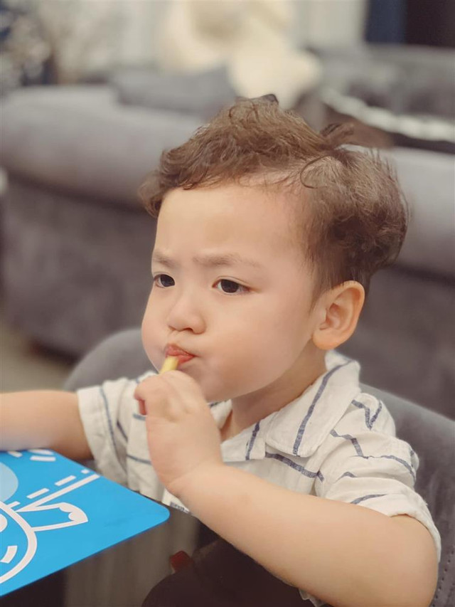 Á hậu Tú Anh xin lỗi vì cho quý tử tiểu bậy nơi công cộng - Hình 4 A hau Tu Anh xin loi vi cho quy tu tieu bay noi cong cong-Hinh-4