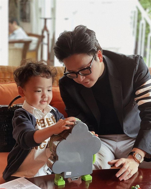 Á hậu Tú Anh xin lỗi vì cho quý tử tiểu bậy nơi công cộng - Hình 7 A hau Tu Anh xin loi vi cho quy tu tieu bay noi cong cong-Hinh-7