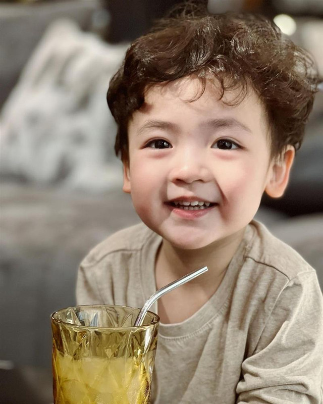 Á hậu Tú Anh xin lỗi vì cho quý tử tiểu bậy nơi công cộng - Hình 5 A hau Tu Anh xin loi vi cho quy tu tieu bay noi cong cong-Hinh-5