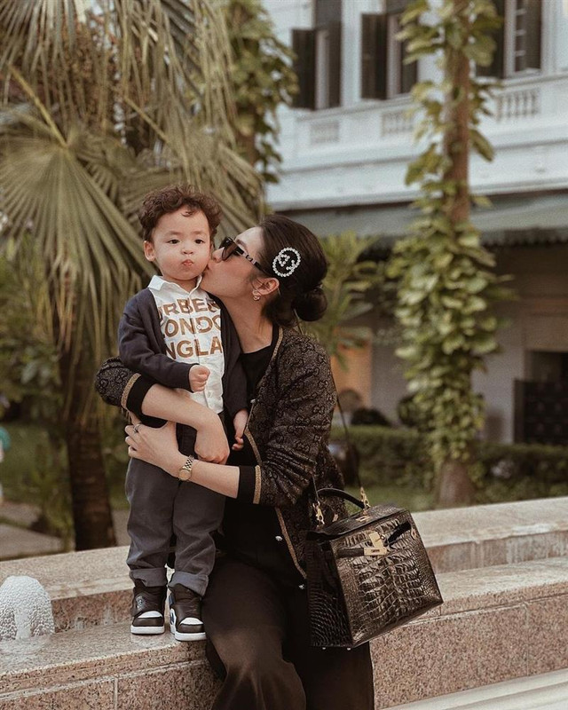Á hậu Tú Anh xin lỗi vì cho quý tử tiểu bậy nơi công cộng - Hình 3 A hau Tu Anh xin loi vi cho quy tu tieu bay noi cong cong-Hinh-3