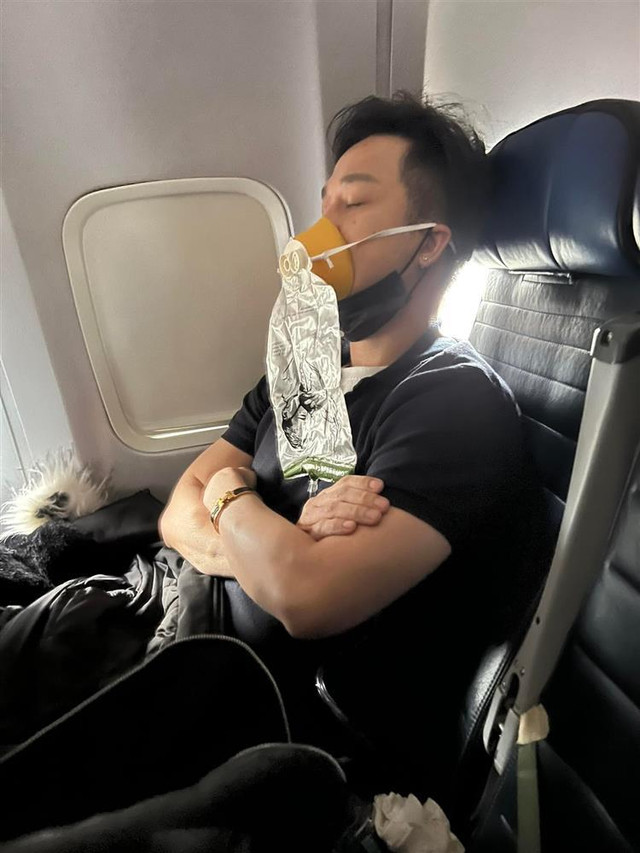 Quách Tuấn Du ú ớ không nói được, suýt đột quỵ trên máy bay Quach Tuan Du u o khong noi duoc, suyt dot quy tren may bay