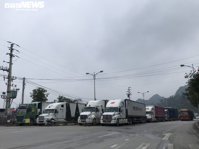 Xe hàng tắc tại cửa khẩu Lạng Sơn: Tài xế vạ vật, không thể về ăn Tết - Hình 6 Xe hang tac tai cua khau Lang Son: Tai xe va vat, khong the ve an Tet-Hinh-6