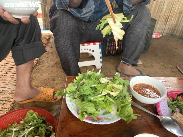 Xe hàng tắc tại cửa khẩu Lạng Sơn: Tài xế vạ vật, không thể về ăn Tết - Hình 13 Xe hang tac tai cua khau Lang Son: Tai xe va vat, khong the ve an Tet-Hinh-13