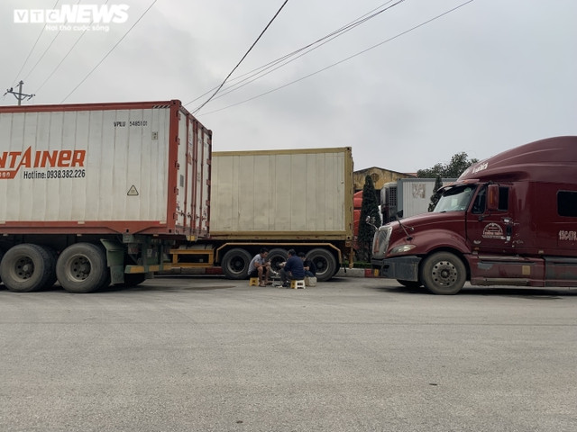 Xe hàng tắc tại cửa khẩu Lạng Sơn: Tài xế vạ vật, không thể về ăn Tết - Hình 8 Xe hang tac tai cua khau Lang Son: Tai xe va vat, khong the ve an Tet-Hinh-8